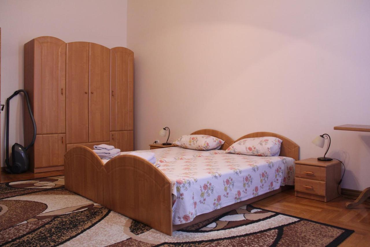 Apartments Domovik ,Kirilla I Mefodiya, 5 Mukačevo Exteriér fotografie