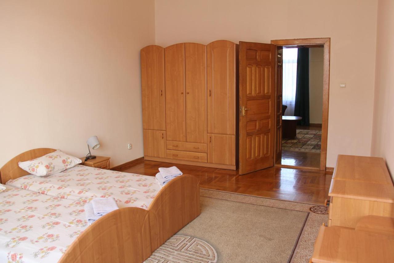 Apartments Domovik ,Kirilla I Mefodiya, 5 Mukačevo Exteriér fotografie